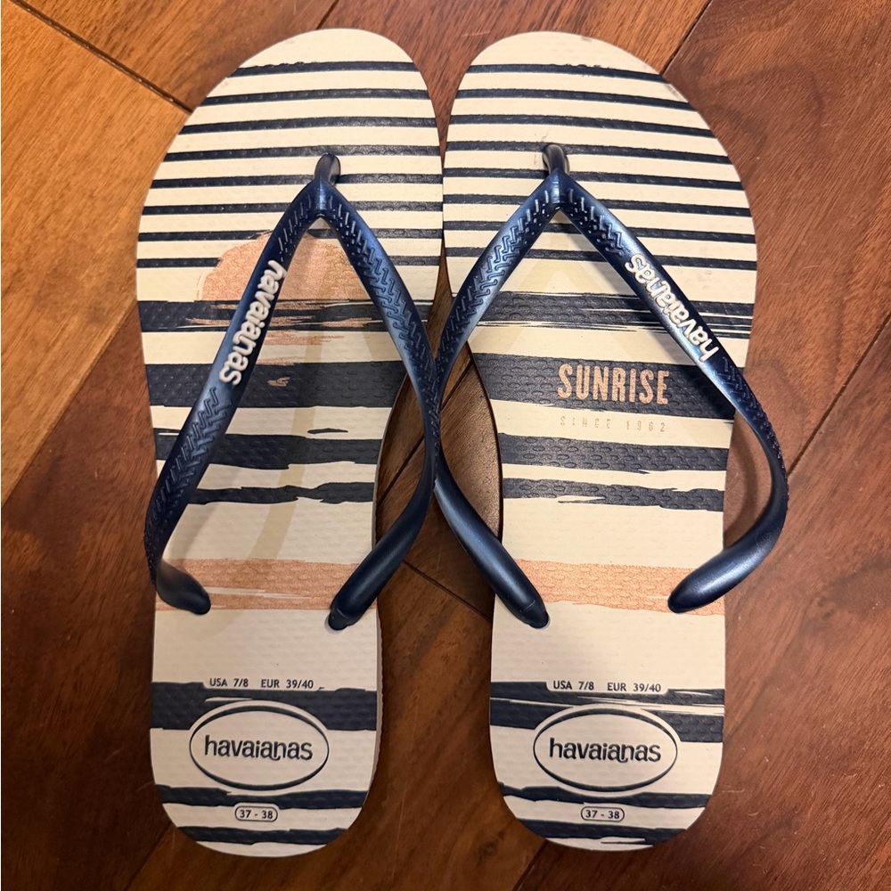 Havaianas • NEW Navy and Cream Flip Flops • Size 7/8